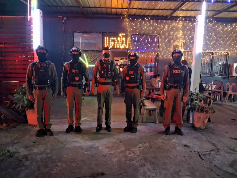 ร้อยเวร 20 พร้อมกำลัง ว.4 ตรวจสถานบริการในพื้นที่รับผิดชอบ